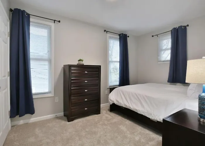 4 Bedrooms Modern Interior Spacious