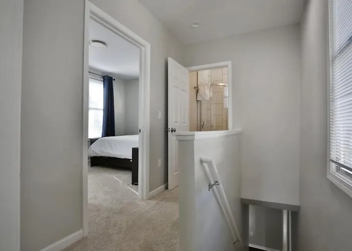 4 Bedrooms Modern Interior Spacious
